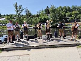 Banner Frühschoppen im Biergarten 🎺 mit Vuisbrugg Musi